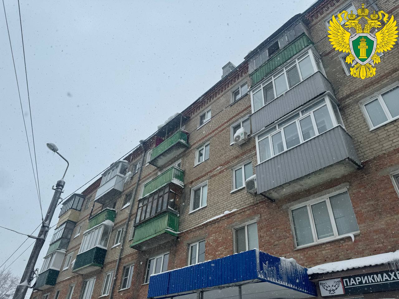 В Пензе из-за падения с крыши ледяной глыбы погибла женщина В Пензе из-за падения с крыши ледяной глыбы погибла женщина