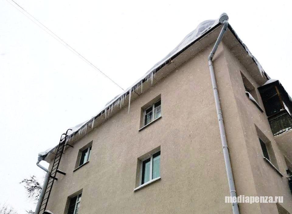 Жителей Пензы по-прежнему подстерегает опасность в виде сосулек