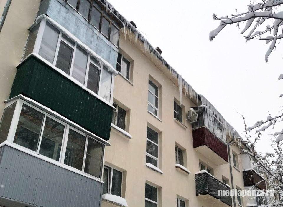 Жителей Пензы по-прежнему подстерегает опасность в виде сосулек