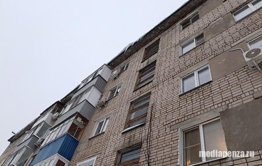 Жителей Пензы по-прежнему подстерегает опасность в виде сосулек