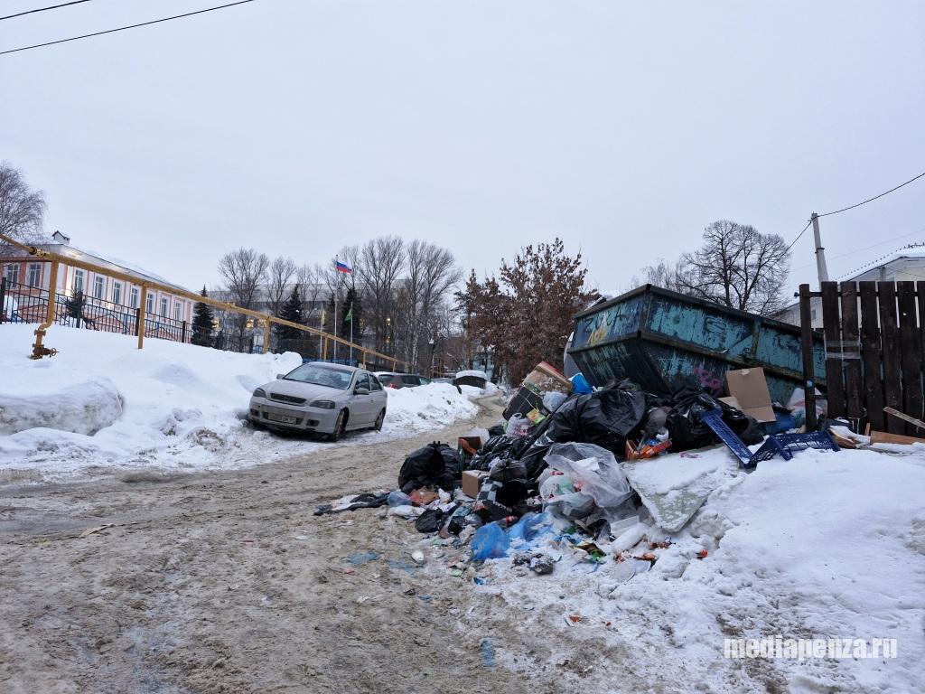 Жители улицы Московской снова жалуются на горы мусора во дворах