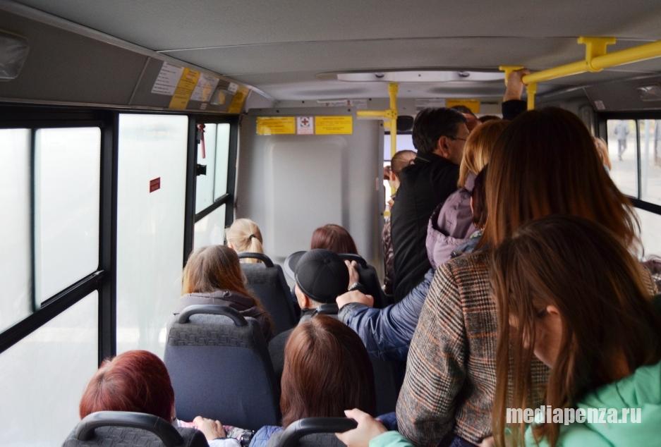 Пензенцам приходится часами стоять на остановках или передвигаться по городу пешком Пензенцам приходится часами стоять на остановках или передвигаться по городу пешком