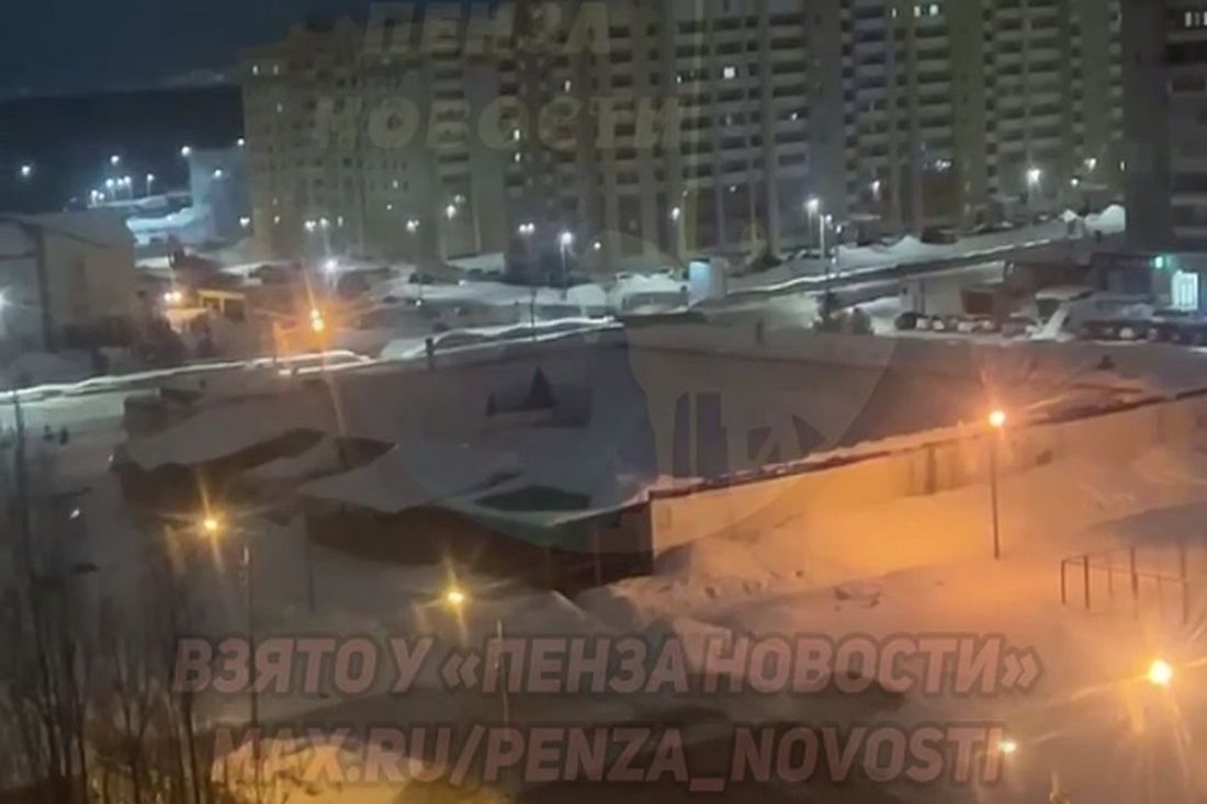 Ураганный ветер разорвал крышу спорткомплекса «Золотая шайба» в Пензе Ураганный ветер разорвал крышу спорткомплекса «Золотая шайба» в Пензе