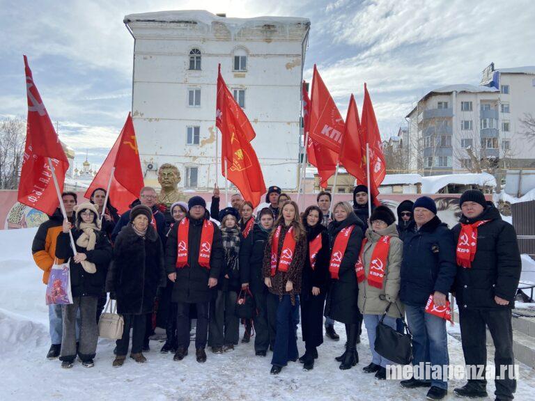 В Пензе прошла акция в честь Дня Советской Армии и ВМФ