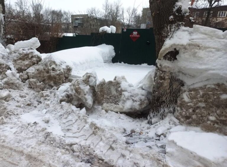 В Пензе вход в дом инвалида регулярно заваливают глыбами льда