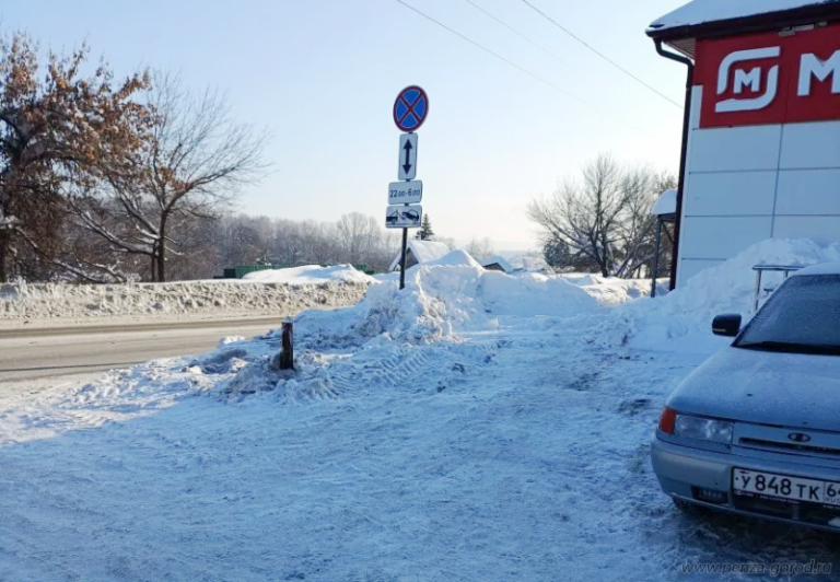 На улице Кижеватова в Пензе убрали большой сугроб, мешающий проходу к магазину