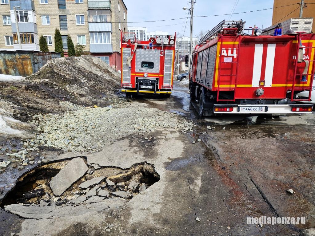 Сотрудники пожарно-спасательной части и охраны Росгвардии на улице Свердлова оказались заблокированными из-за провала в асфальте Сотрудники пожарно-спасательной части и охраны Росгвардии на улице Свердлова оказались заблокированными из-за провала в асфальте