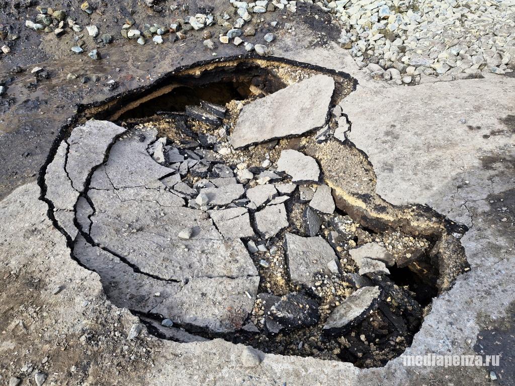Сотрудники пожарно-спасательной части и охраны Росгвардии на улице Свердлова оказались заблокированными из-за провала в асфальте