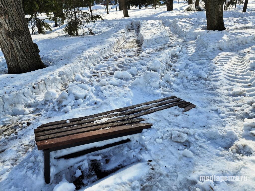 Рабочие МБУ «Пензавтодор» сломали скамейки в сквере Лермонтова