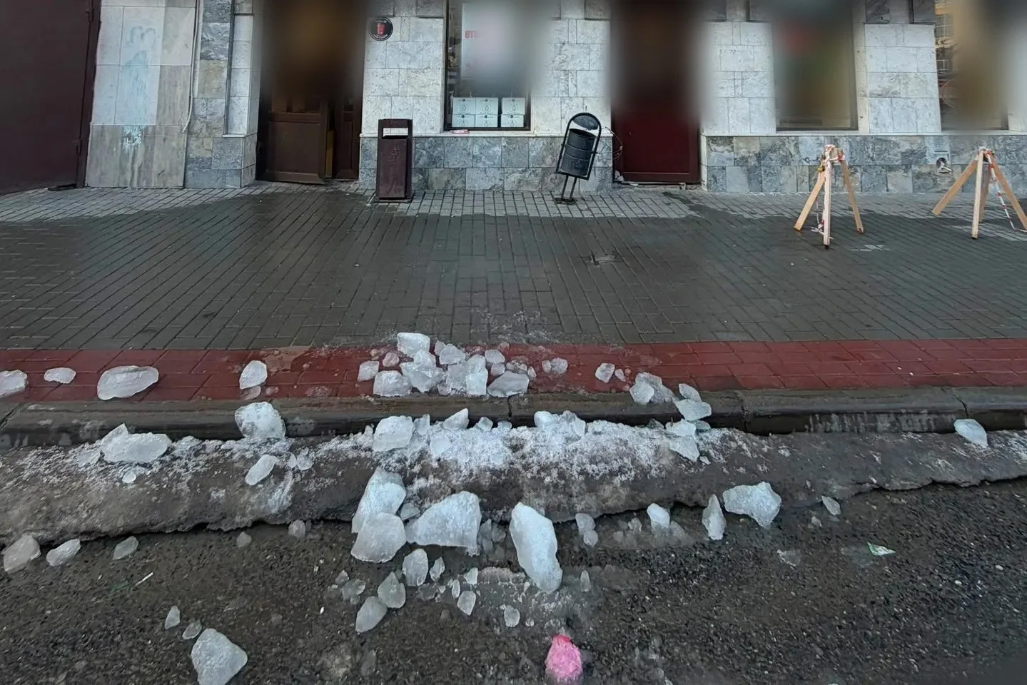 Очередная жертва ледяных глыб в Пензе: при падении наледи с крыши пострадала 36-летняя женщина Очередная жертва ледяных глыб в Пензе: при падении наледи с крыши пострадала 36-летняя женщина