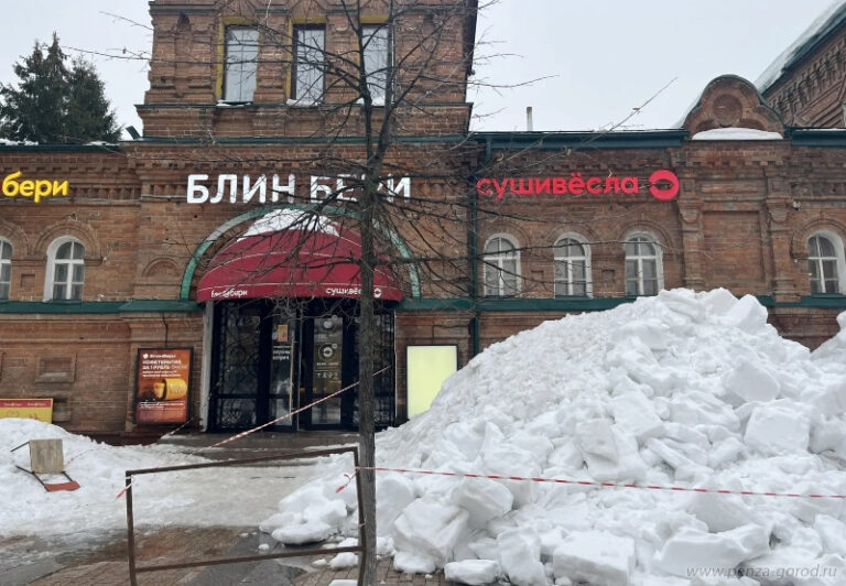 В Пензе составили протокол за некачественно убранный снег у торгового объекта