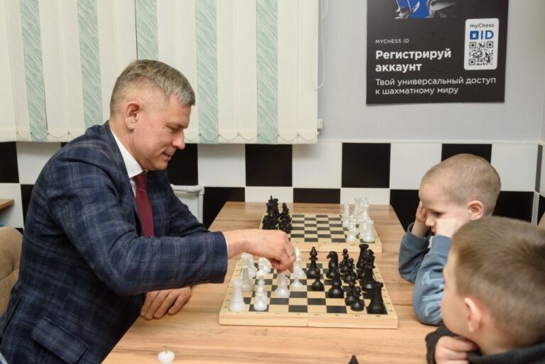 Глава Заречного Алексей Костин проиграл в шахматы ребёнку из шахматного клуба