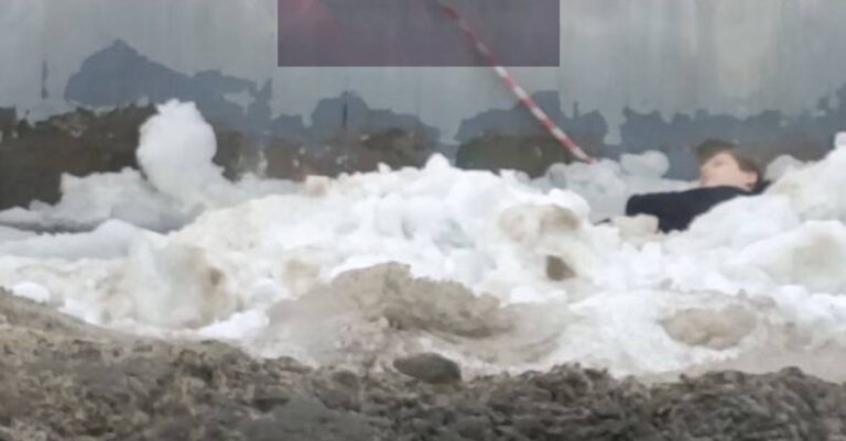 В Пензе после падения глыбы снега подростка увезли на скорой