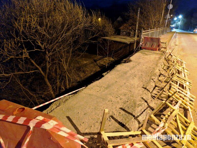 В Ахунах обрушилась часть моста, соединяющего микрорайон с остальным городом