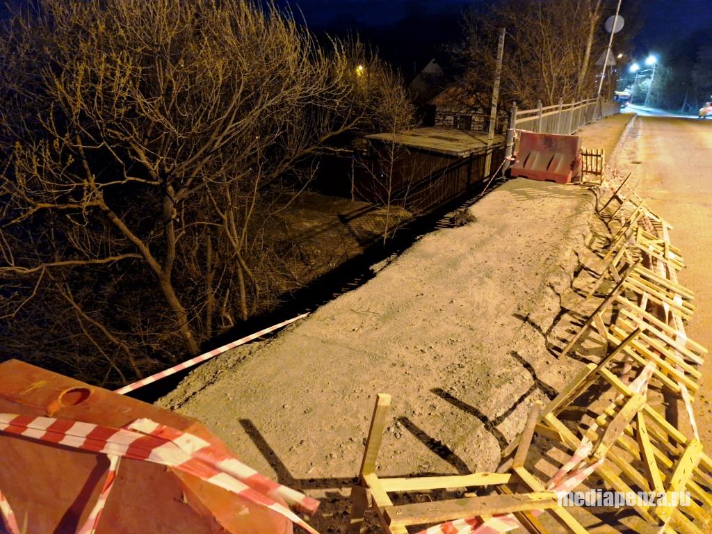В Ахунах обрушилась часть моста, соединяющего микрорайон с остальным городом В Ахунах обрушилась часть моста, соединяющего микрорайон с остальным городом