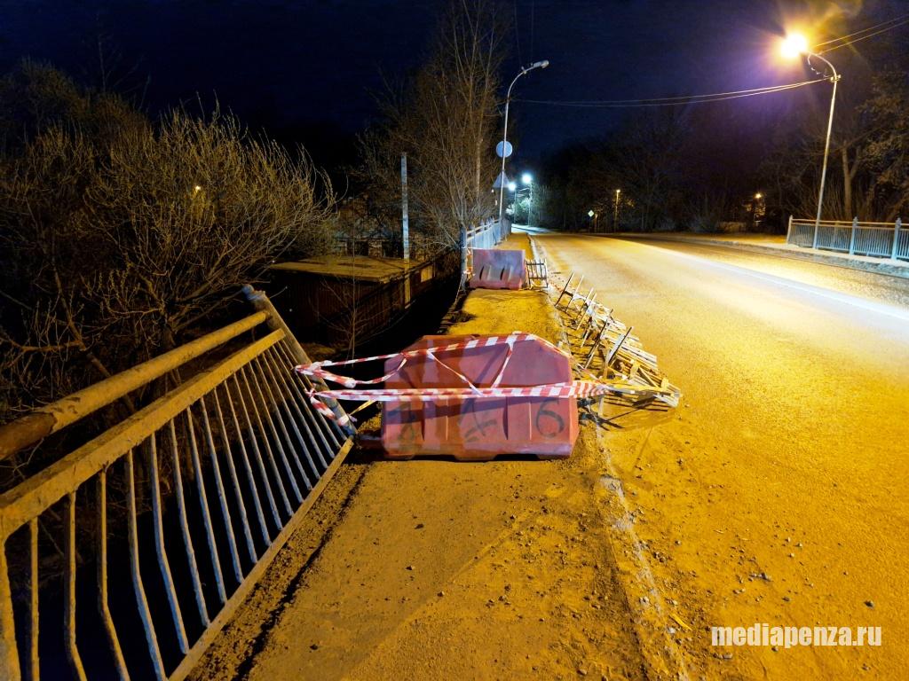 В Ахунах обрушилась часть моста, соединяющего микрорайон с остальным городом