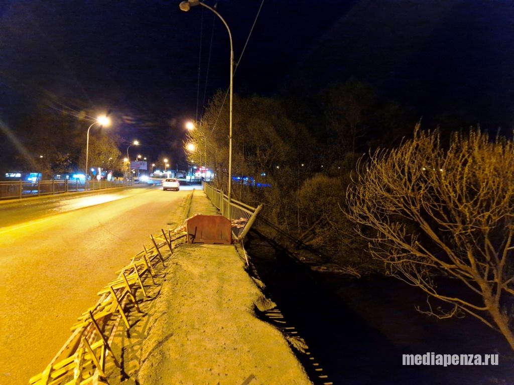 В Ахунах обрушилась часть моста, соединяющего микрорайон с остальным городом