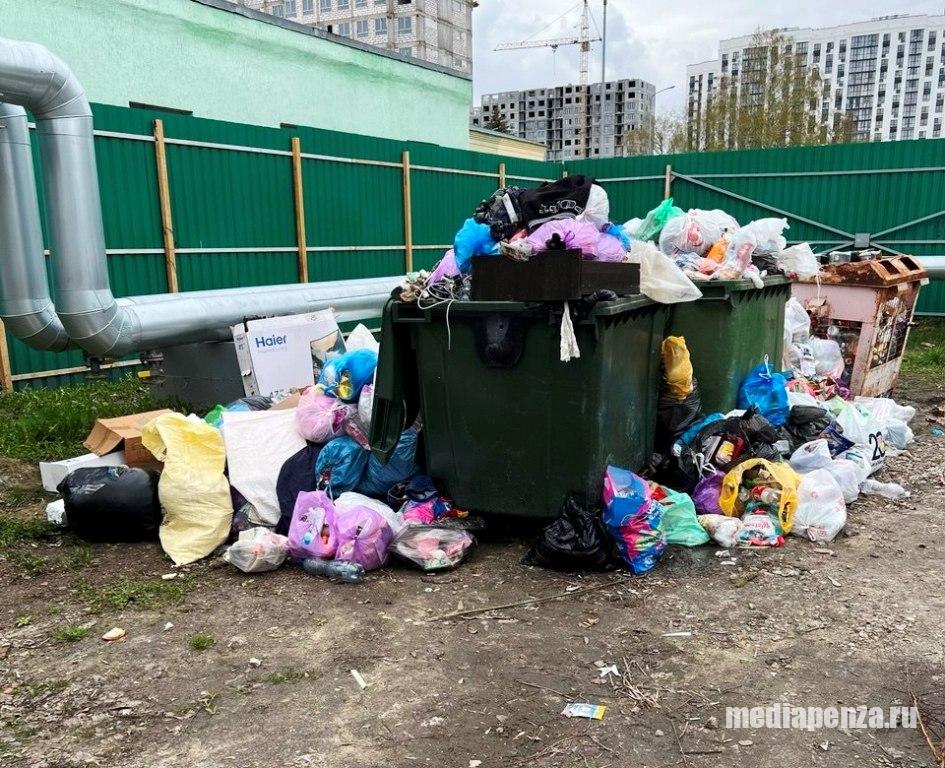 Из-за стройки муниципального застройщика с улицы Измайлова месяцами не вывозят мусор Из-за стройки муниципального застройщика с улицы Измайлова месяцами не вывозят мусор