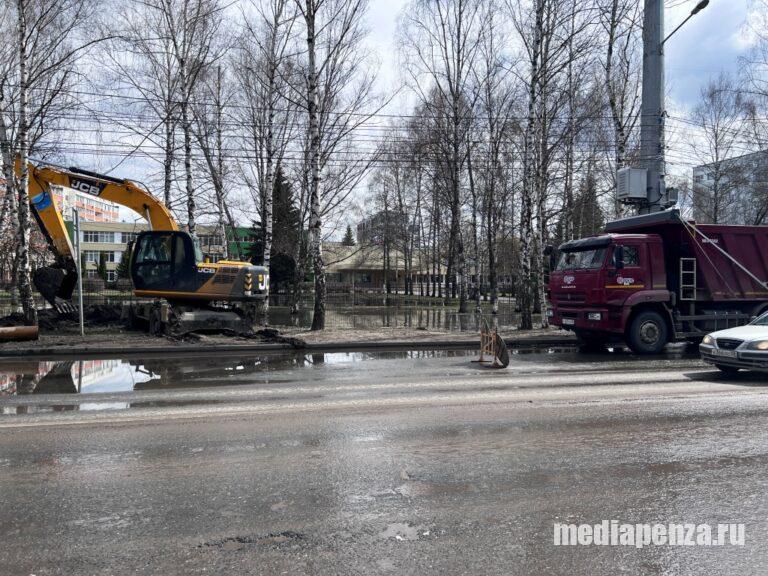 Дорогу у школы № 57 в Арбеково затапливает канализацией