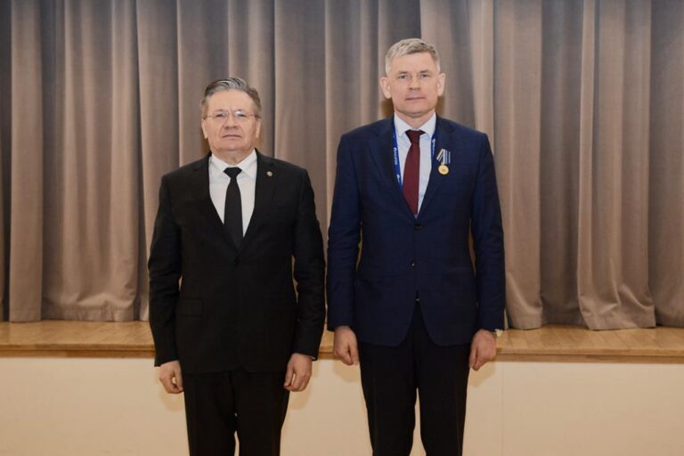 Мэру Заречного вручили юбилейную медаль «Росатома»