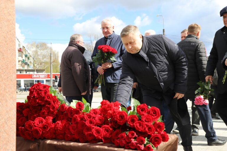 Руководитель фракции «Единая Россия» Алексей Петров, участвующий в митингах за отставку Василия Бочкарёва, возложил цветы к его бюсту