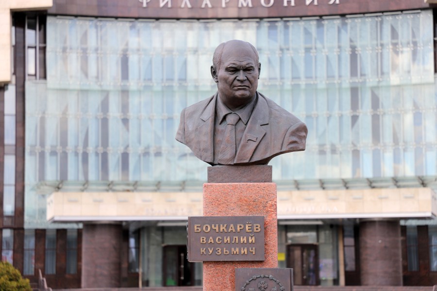 Руководитель фракции «Единая Россия» Алексей Петров, участвующий в митингах за отставку Василия Бочкарёва, возложил цветы к его бюсту