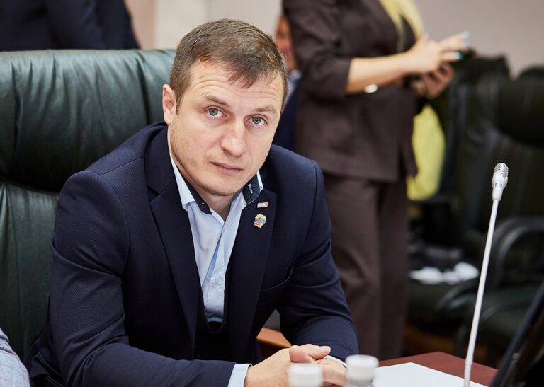 Участник СВО, депутат Алексей Суходолов поругался с мэром Пензы, обсуждая вопрос о ситуации на кладбищах