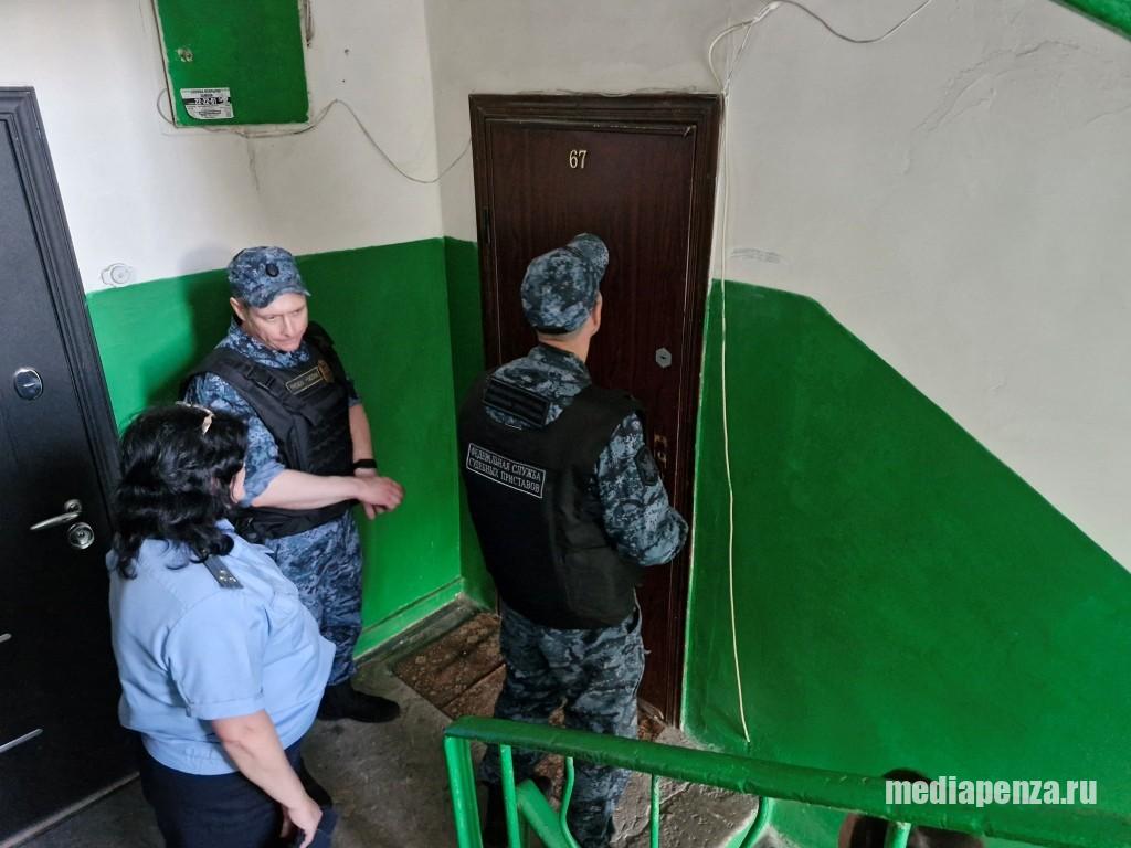 В Заречном судебные приставы начали ходить по квартирам должников за услуги ЖКХ