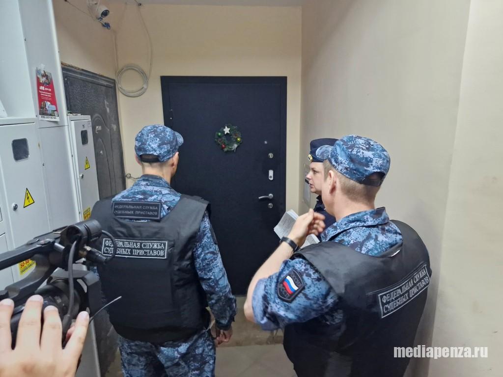 В Заречном судебные приставы начали ходить по квартирам должников за услуги ЖКХ