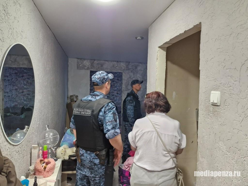 В Заречном судебные приставы начали ходить по квартирам должников за услуги ЖКХ