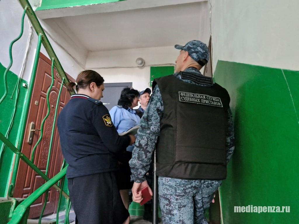 В Заречном судебные приставы начали ходить по квартирам должников за услуги ЖКХ