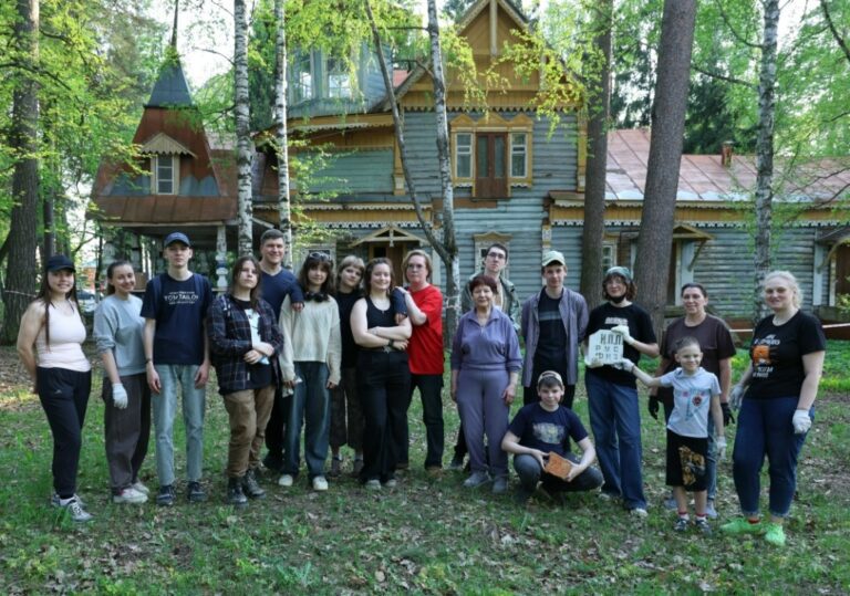 Волонтёры второй раз провели субботник на купеческих дачах в Ахунах