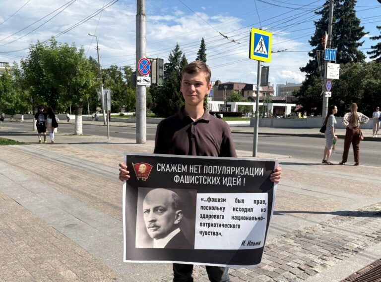 Комсомольцы Пензы провели пикеты против популяризации фашистских идей