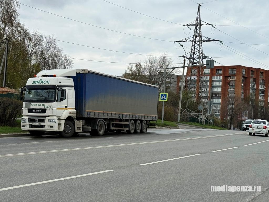 Из-за припаркованных на обочине фур затруднён выезд из Пензы Из-за припаркованных на обочине фур затруднён выезд из Пензы