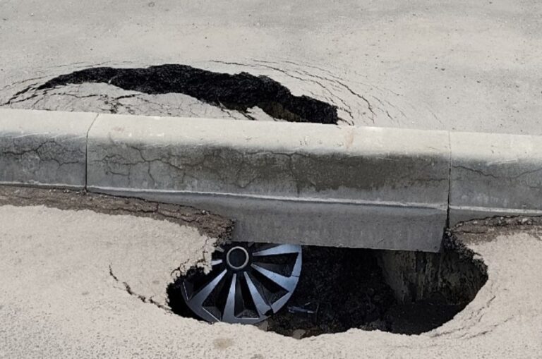 Очередной провал на дороге в Пензе образовался у гимназии №44