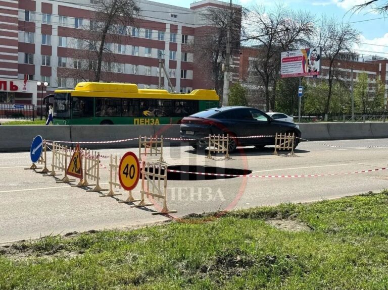 Ремонт пошёл не по плану: на дороге у госпиталя ветеранов в Пензе образовался новый провал