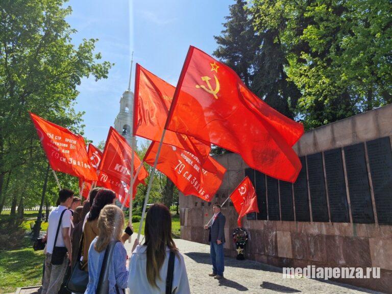 Представители лево-патриотических сил возложили цветы к монументу «Слава Героям» в сквере 40-летия ВЛКСМ