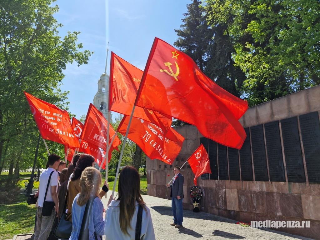 Представители лево-патриотических сил возложили цветы к монументу «Слава Героям» в сквере 40-летия ВЛКСМ Представители лево-патриотических сил возложили цветы к монументу «Слава Героям» в сквере 40-летия ВЛКСМ