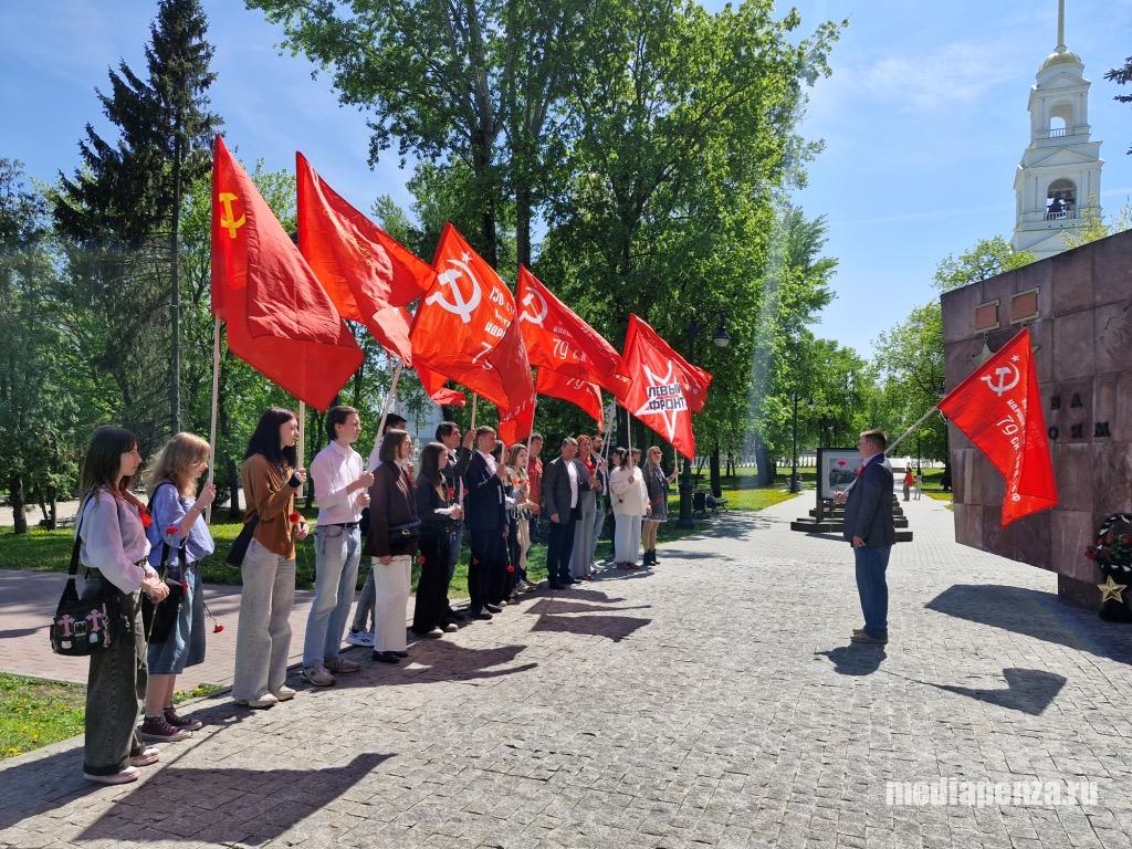 Представители лево-патриотических сил возложили цветы к монументу «Слава Героям» в сквере 40-летия ВЛКСМ