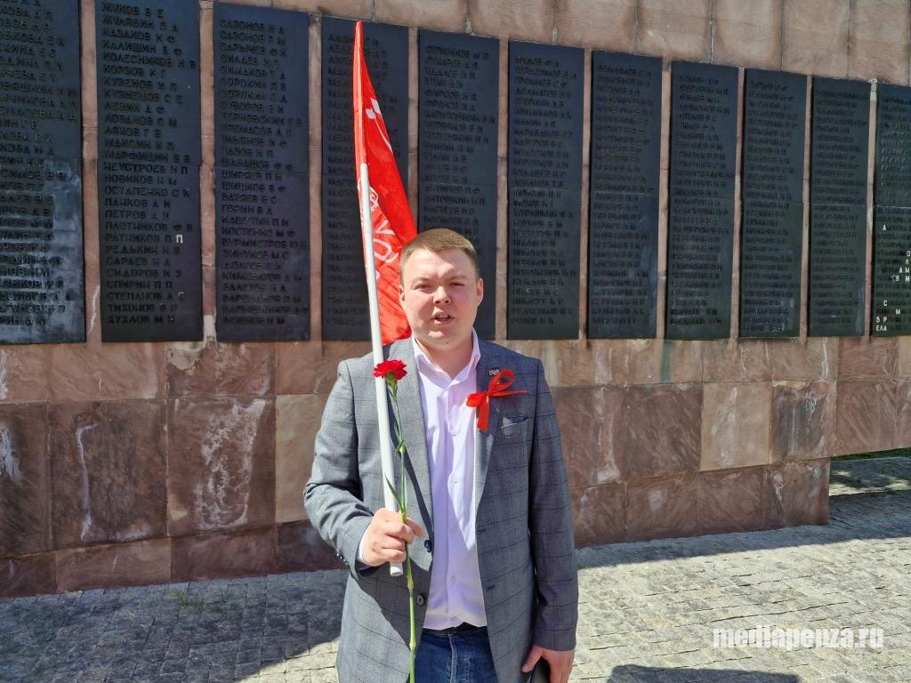 Представители лево-патриотических сил возложили цветы к монументу «Слава Героям» в сквере 40-летия ВЛКСМ