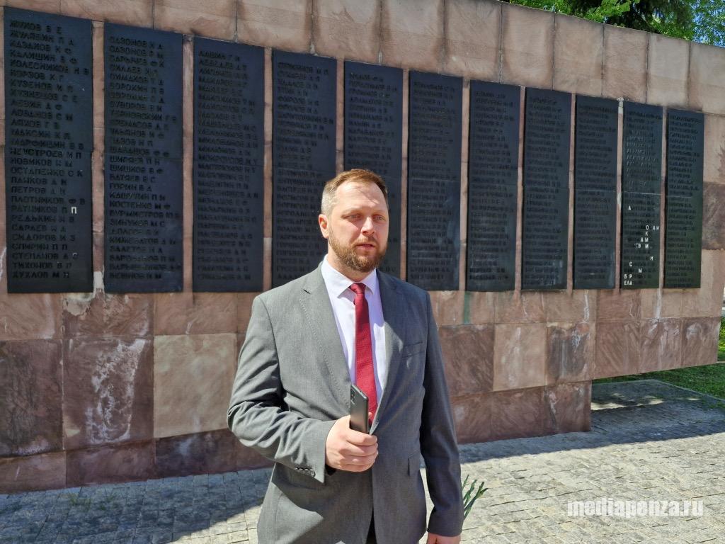 Представители лево-патриотических сил возложили цветы к монументу «Слава Героям» в сквере 40-летия ВЛКСМ