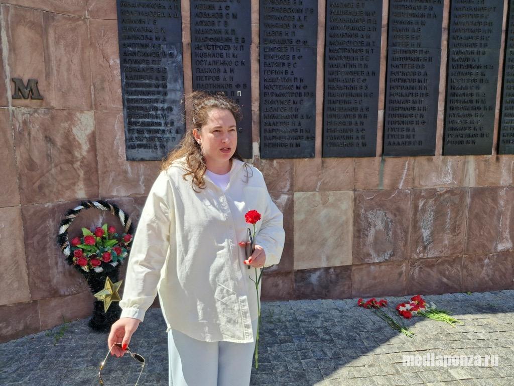 Представители лево-патриотических сил возложили цветы к монументу «Слава Героям» в сквере 40-летия ВЛКСМ