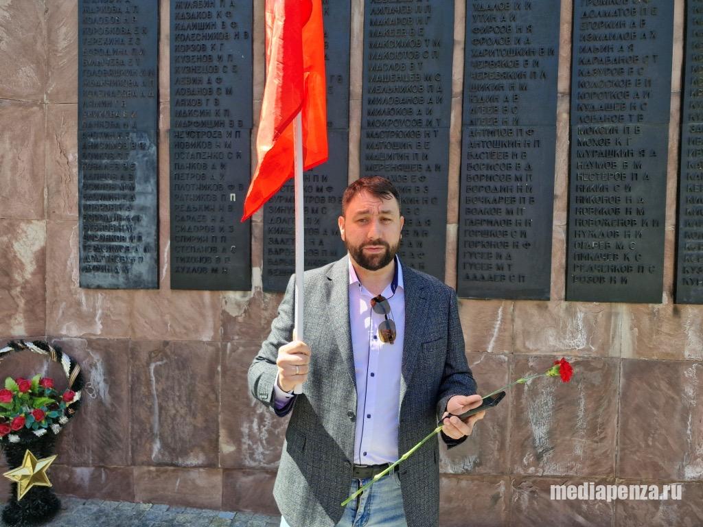 Представители лево-патриотических сил возложили цветы к монументу «Слава Героям» в сквере 40-летия ВЛКСМ