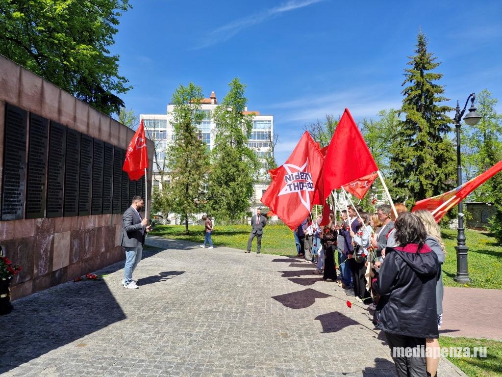 Представители лево-патриотических сил возложили цветы к монументу «Слава Героям» в сквере 40-летия ВЛКСМ