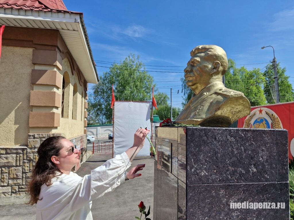 В Пензе возложили цветы к памятнику И.В. Сталину