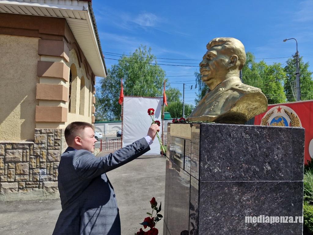В Пензе возложили цветы к памятнику И.В. Сталину