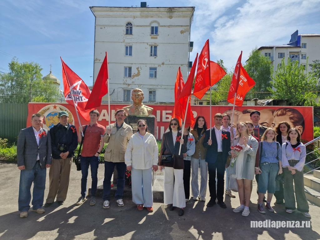 В Пензе возложили цветы к памятнику И.В. Сталину В Пензе возложили цветы к памятнику И.В. Сталину