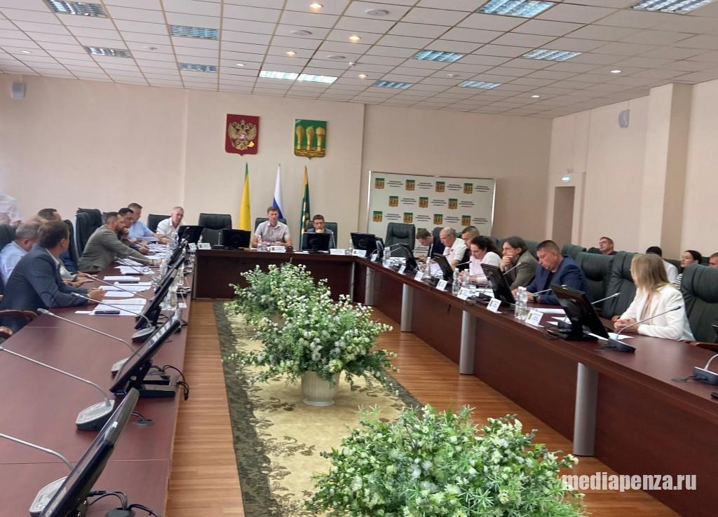 Полиция ищет злоумышленников, уничтожающих деревья у завода «Электромеханика»