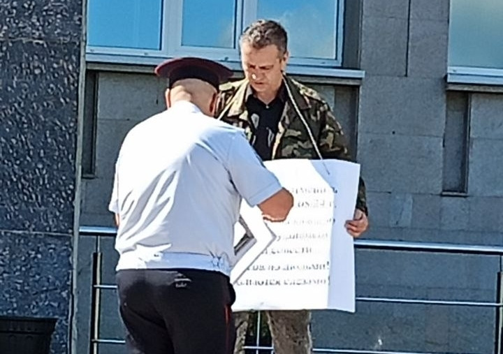 В Пензе прошёл одиночный пикет за отмену выплат рекрутерам на СВО