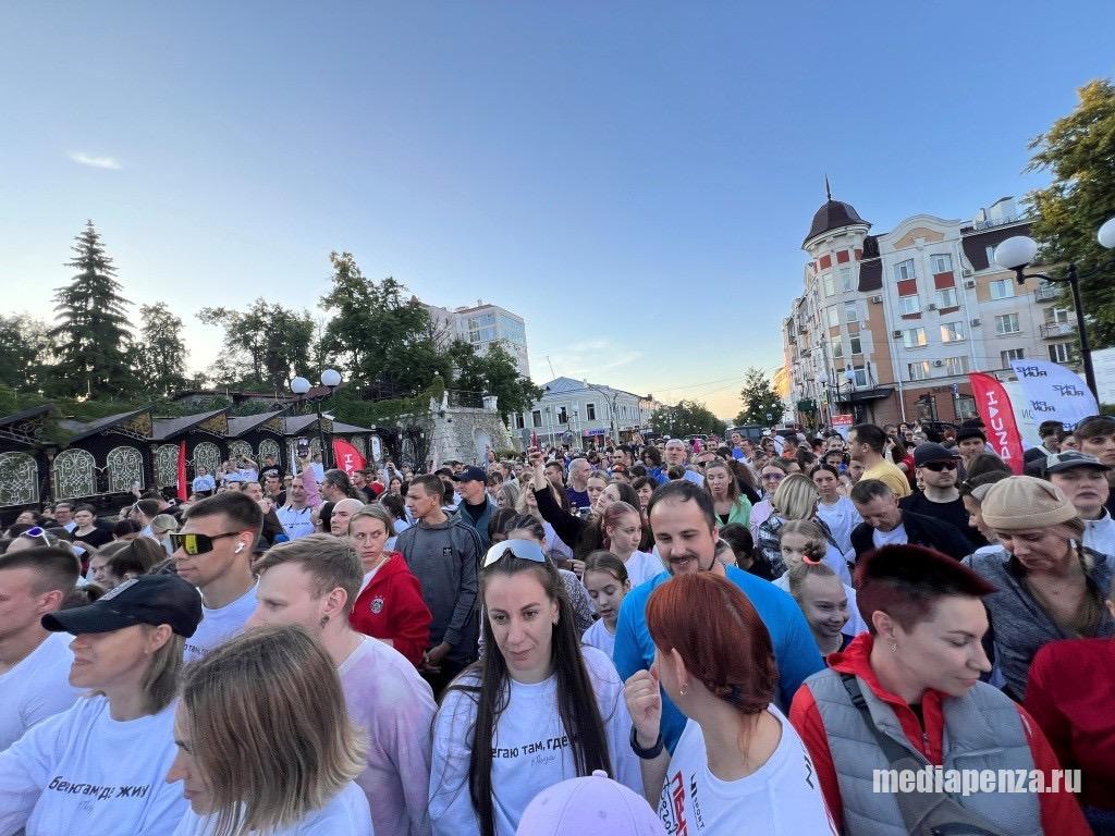 Пензенцы отметили Всемирный день бега массовой благотворительной пробежкой Пензенцы отметили Всемирный день бега массовой благотворительной пробежкой
